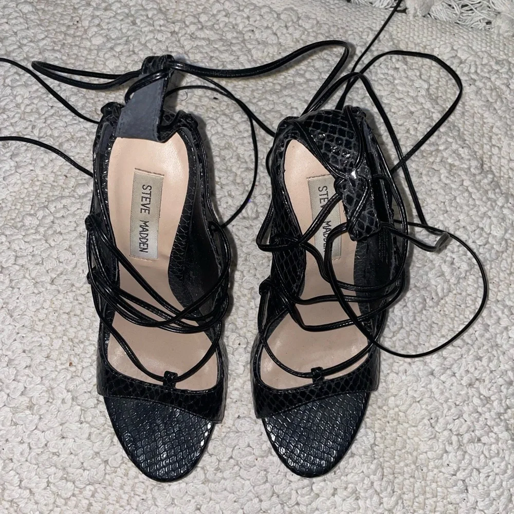 Steve Madden Black Lace Up Snakeskin Pumps‎